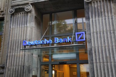 MULHEIM A.D. RUHR, GERMANY - 21 Eylül 2020: Dortmund, Almanya 'daki Deutsche Bank şubesi. Deutsche Bank dünyanın en büyük 20 bankacılık grubu arasında yer alıyor..