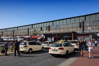 MUELHEIM A.D. RUHR, GERMANY - 21 SEPTEMBER 2020: Kuzey Ren-Vestfalya eyaletinin büyük bir şehri olan Muelheim An Der Ruhr 'daki ana tren istasyonunun (Hauptbahnhof) önünde taksi bekle.