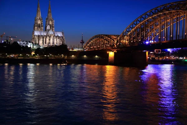 ドイツのケルン市の夜景 ライン川 ホーエンツォレルン橋 大聖堂 — ストック写真