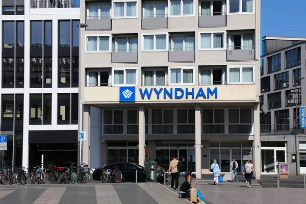 Köln Deutschland September 2020 Menschen Gehen Wyndham Hotel Köln Vorbei — Stockfoto