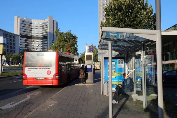 Essen Alemania Septiembre 2020 Gente Aborda Autobús Urbano Essen Alemania —  Fotos de Stock