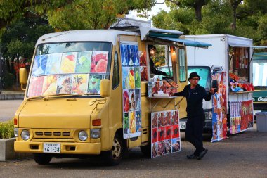 OSAKA, JAPONYA - 22 Kasım 2016: Osaka Castle Park, Japonya 'da yemek kamyonları. Yemek kamyonları son yıllarda popüler ve modaya uygun bir catering metodu..