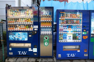 OSAKA, JAPONYA - 22 Kasım 2016: Osaka, Japonya 'da içecek otomatları. Japonya, ülke çapında 5,5 milyondan fazla makinesiyle otomatlarıyla meşhurdur..