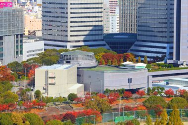 OSAKA, JAPONYA - 22 Kasım 2016: Japonya 'daki Osaka İş Parkı' ndaki Matsushita IMP binasının sonbahar manzarası.