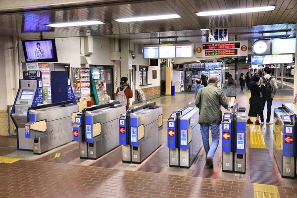 2016年11月22日 日本明尼苏达州 乘客通过自动转门进入日本大阪附近的Minoh车站 — 图库照片