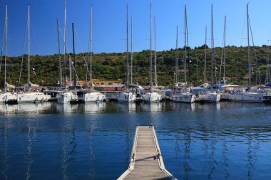 15 Temmuz 2021, Dalmaçya 'daki Primosten Marina' da demirlemiş yelkenliler. Hırvatistan, Avrupa 'da ünlü bir yaz yelkencilik beldesi.