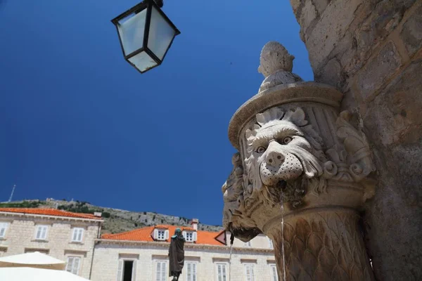 Dubrovnik Croacia Casco Antiguo Medieval Fuente Cabeza Del León Con —  Fotos de Stock