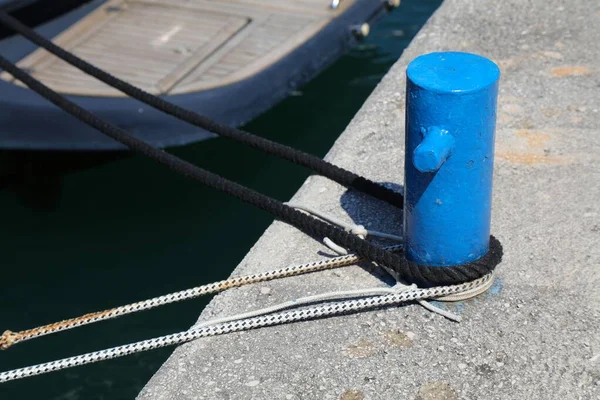 Hajózás Dubrovnikban Horvátországban Vitorlás Jacht Kötelek Kötve Egy Bitt Bollard — Stock Fotó