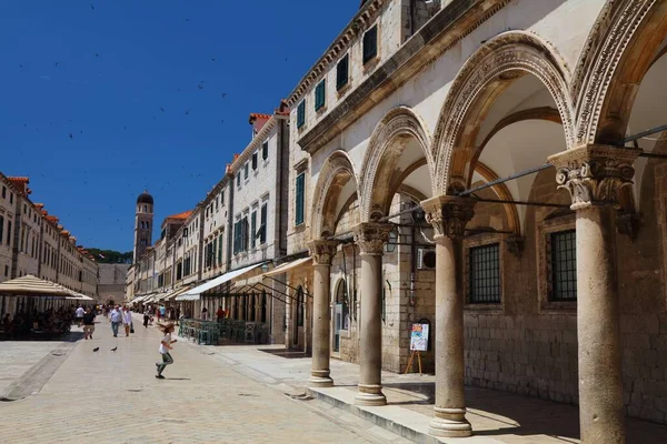 Dubrovnik Croácia Julho 2021 Turistas Visitam Rua Stradun Pavimentada Com — Fotografia de Stock