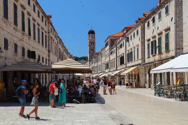 Dubrovnik Croatia Ιουλίου 2021 Τουρίστες Επισκέπτονται Την Οδό Stradun Στρωμένη — Φωτογραφία Αρχείου