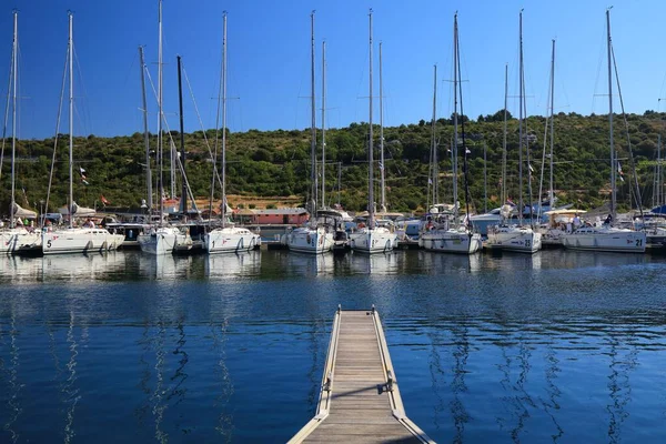 Primosten Croatia 2021年7月15日 在达尔马提亚的Primosten Marina停泊的帆船 克罗地亚是欧洲著名的夏季航行目的地 — 图库照片