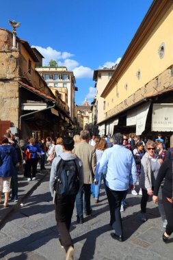 FLORENCE, İtalya - 30 Nisan 2015: İtalya 'nın Floransa kentinde Ponte Vecchio köprüsünü ziyaret eden turist kalabalığı. İtalya yılda 47,7 milyon turist tarafından ziyaret edilir (2013).