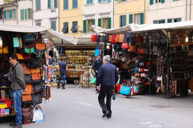 FLORENCE, İtalya - 30 Nisan 2015: İnsanlar Floransa, İtalya 'daki hediyelik eşya dükkanlarını ziyaret ediyor. İtalya yılda 47,7 milyon turist tarafından ziyaret edilir (2013).