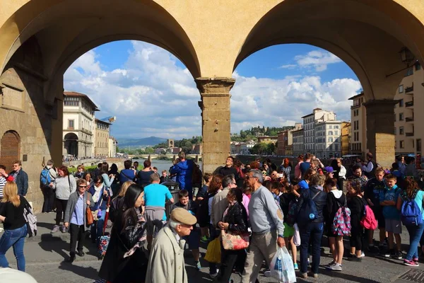Florencia Italia Abril 2015 Multitud Turistas Visitan Puente Ponte Vecchio — Foto de Stock
