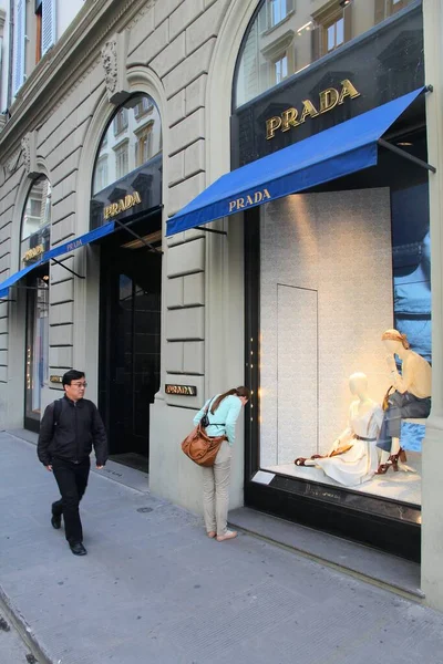 Florence Italy April 2015 Shoppers Visit Prada Luxury Fashion Store — Stock Photo, Image