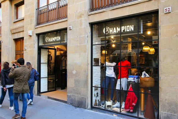 Florence Italy April 2015 Tourists Visit Champion Fashion Store Florence — Stock Photo, Image
