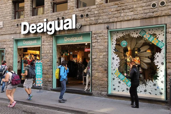Флоренция Италия Апреля 2015 Года Туристы Посещают Модный Магазин Desigual — стоковое фото
