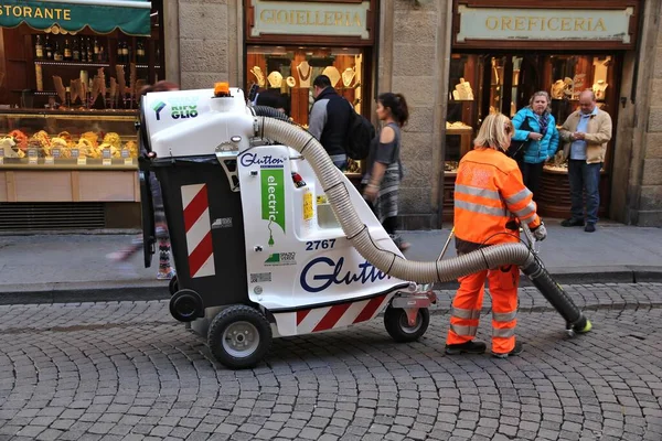 Florence Italy Απριλιου 2015 Δημοτικός Καθαριστής Οδών Χρησιμοποιώντας Μηχανή Ηλεκτρικής — Φωτογραφία Αρχείου