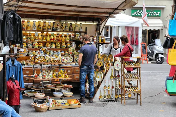 Florença Itália Abril 2015 Pessoas Visitam Lojas Artesanato Souvenirs Florença — Fotografia de Stock