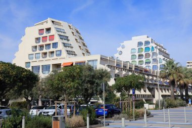 LA GRANDE-MOTTE, FRANCE - 2 Ekim 2021: Fransa 'nın Occitanie bölgesindeki ünlü şehir La Grande-Motte' nin modern ziggurat tarzı mimarisi.