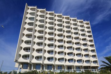 LA GRANDE-MOTTE, FRANCE - 2 Ekim 2021: Fransa 'nın Occitanie bölgesindeki ünlü şehir La Grande-Motte' nin modern ziggurat tarzı mimarisi.