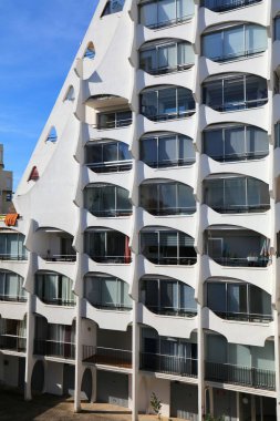 LA GRANDE-MOTTE, FRANCE - 2 Ekim 2021: Fransa 'nın Occitanie bölgesindeki ünlü şehir La Grande-Motte' nin modern ziggurat tarzı mimarisi.