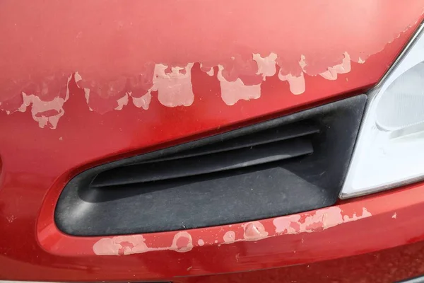 車フードペイントコート太陽の損傷 15歳のコンパクトな赤い車の皮をむく太陽は塗装面を損傷 — ストック写真
