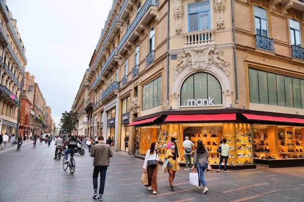 法国图卢兹 2021年9月28日 人们参观了位于法国首都都市区图卢兹市的商业街 图卢兹是法国第四大市镇 — 图库照片