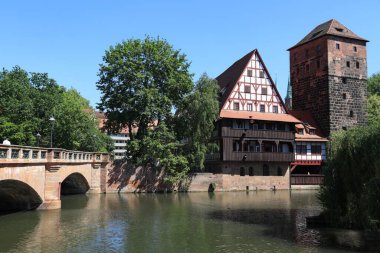 Nuremberg şehri, Almanya. Pegnitz nehrinin yanındaki Wasserturm Ortaçağ Kulesi.