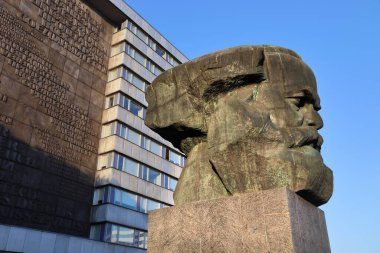 CHEMNITZ, ALMANY - 8 Mayıs 2018: Karl Marx anıtı Chemnitz şehrinin kamusal alanında, Almanya. Anıt yerel olarak Nischel olarak bilinir. Lev Kerbel tarafından tasarlandı..