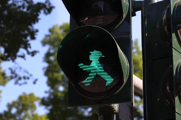 Német Közlekedési Lámpa Gyalogos Zöld Fény Tipikus Gyalogos Szimbólum Németország — Stock Fotó
