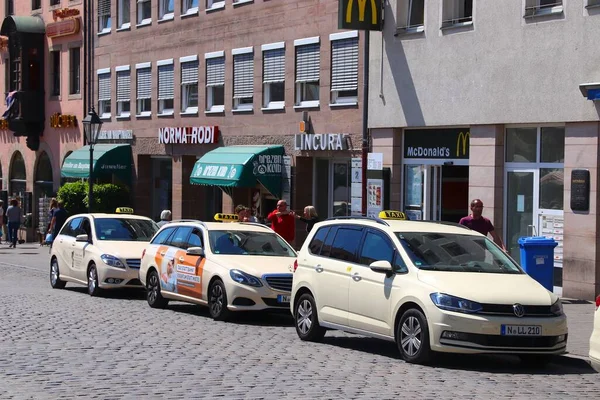 Nuremberg Γερμανία Μαΐου 2018 Ταξί Σταθμευμένα Στην Κεντρική Πλατεία Hauptmarkt — Φωτογραφία Αρχείου