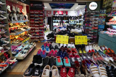 TAIPEI, TAIWAN - 4 Aralık 2018: Tayvan 'ın Taipei kentindeki Raohe Gece Pazarı' nda spor ayakkabı mağazası.