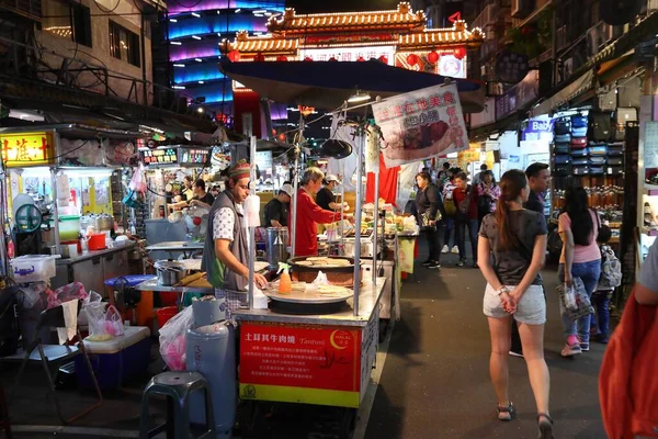 Taipei Taiwan December 2018 Vendor Cooks Street Food Raohe Night — Stock Photo, Image