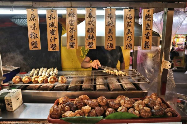 Taipei Tajwan Grudzień 2018 Sprzedawca Sprzedaje Duże Ślimaki Grillowe Nocnym — Zdjęcie stockowe