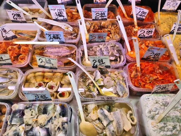 2022年12月9日 波兰卡托维兹 波兰卡托维茨的各类腌制鲱鱼和带有价签的鲱鱼沙拉 — 图库照片