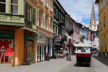 BAD ISCHL, AUSTRIA - 2 Ağustos 2022: Avusturya 'nın Salzkammergut bölgesindeki Bad Ischl şehir merkezini ziyaret ediyorlar. Bad Ischl bir spa kasabası ve popüler bir turizm merkezidir..