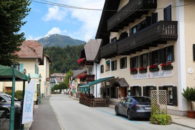 STROBL, AUSTRIA - 2 Ağustos 2022: Avusturya 'nın Salzburg Eyaleti' nde Wolfgangsee Gölü 'ndeki küçük bir tatil köyü olan Strobl' u ziyaret edenler.