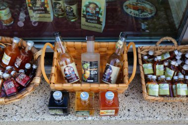 MELK, AUSTRIA - 1 Ağustos 2022: Kayısı likörü ve Cin Avusturya 'nın Melk bölgesinde satılıyor. Wachau bölgesi kayısı sanatsal ürünleriyle ünlüdür..