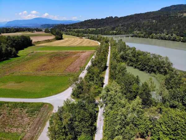 德拉瓦河自行车道 Drauradweg 在右边 与奥地利圣加布伊姆罗森附近的汽车路 无人机的夏景 — 图库照片