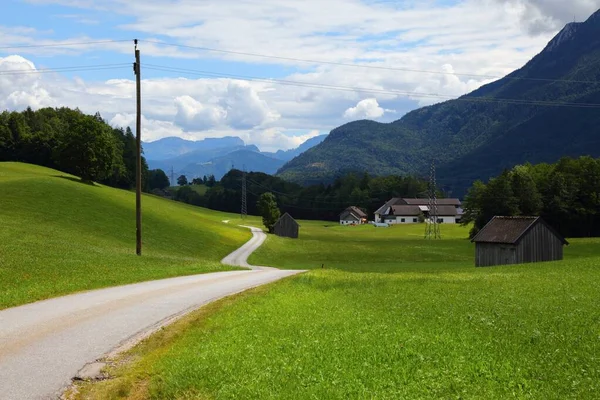 オーストリアの夏 ザルツカンマーグート州のBad Iscl町付近の田園風景 農村道路はまた 専用の長距離サイクリングパスとして機能Salzkammergut Radweg — ストック写真
