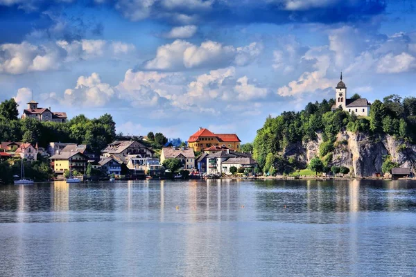 奥地利阿尔卑斯山的特劳恩湖 奥地利Salzkammergut地区的风景 Traun湖上的Traunkirchen镇 — 图库照片