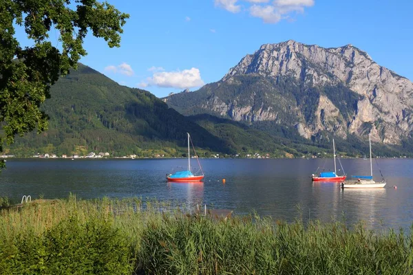 在奥地利阿尔卑斯山特劳恩斯山湖上的帆船 奥地利Salzkammergut地区的风景 特劳恩湖 — 图库照片