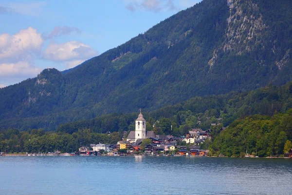オーストリアアルプスのヴォルフガンゼー山の湖にある聖ヴォルフガング町 ザルツカンマーグート地方のオーストリア風景 — ストック写真