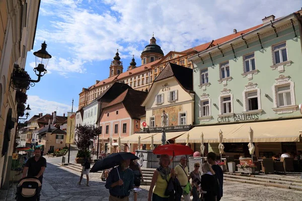 Melk Austria 2022年8月1日 人々はオーストリアのWachau地域のメルクの旧市街を訪問します メルクは主に修道院によって認識人気のある目的地です Stift Melk — ストック写真