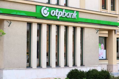 KESZTHELY, HUNGARY - 11 Ağustos 2012: Keszthely, Macaristan 'daki OTP Bank şubesi. OTP en büyük ticari Macar bankası..