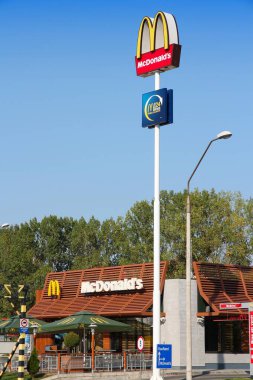 SIBIU, ROMANIA - 24 AĞUSTOS 2012: Romanya 'nın Sibiu kentindeki McDonald' s McDrive fast food restoranı.