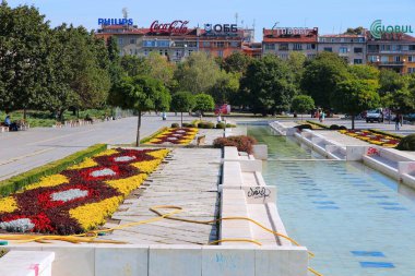 SOFYA, BULGARIA - 17 Ağustos 2012: İnsanlar Bulgaristan 'ın Sofya kentindeki NDK parkını ziyaret ediyor. Sofya Bulgaristan 'ın en büyük kenti.