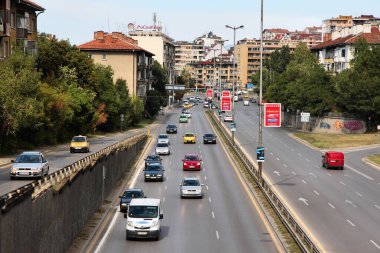 SOFYA, BULGARIA - 17 Ağustos 2012: Bulgaristan 'ın Sofya kentinde insanlar araba kullanıyor. Bulgaristan 'da kişi başına 393 araç düşüyor. Bu sayı son yıllarda hızla arttı..