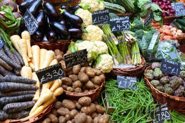 London Borough Market - havuç, patlıcan, patates, ithal kuşkonmaz ve manavda fasulye fiyatları.